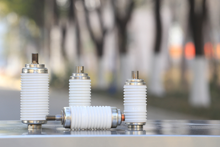 真空開(kāi)關(guān)管接觸點(diǎn)選什么材質(zhì)好？一般為銅合金！